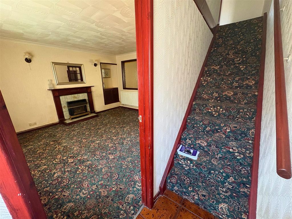 Property photo 2 of 17 Entrance Hall