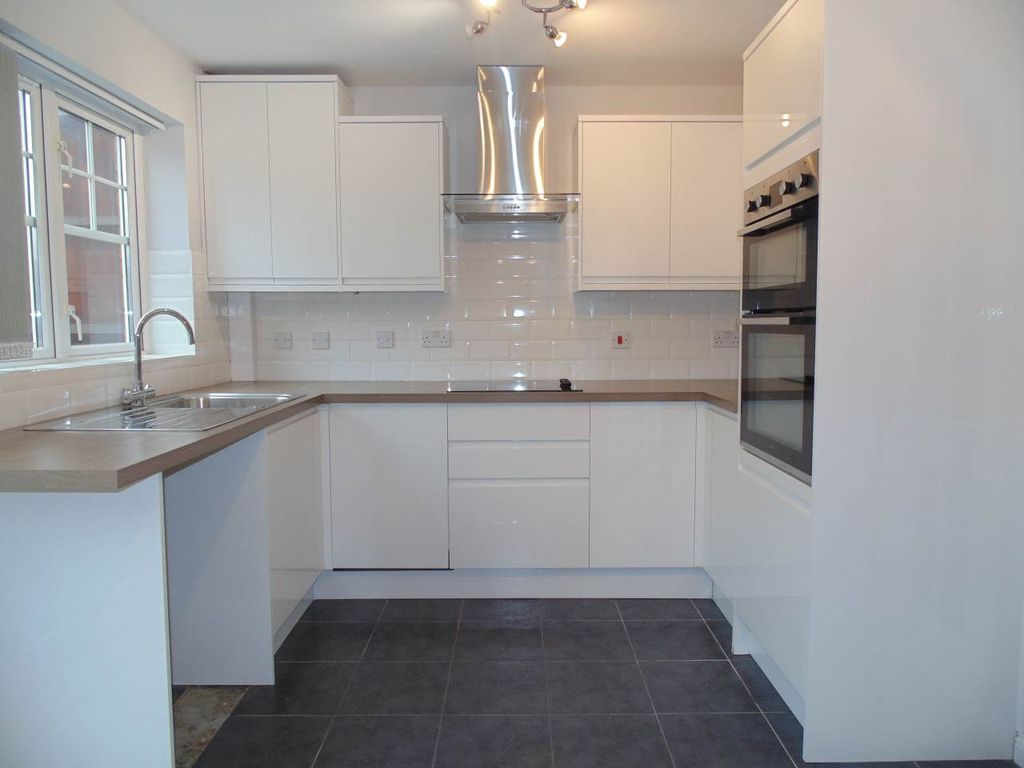 Property photo 2 of 10 Kitchen