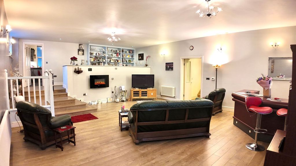 Property photo 2 of 52