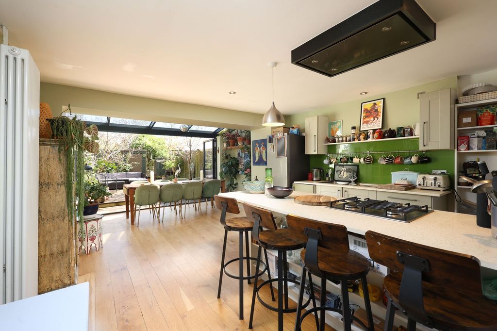 Property photo 1 of 32