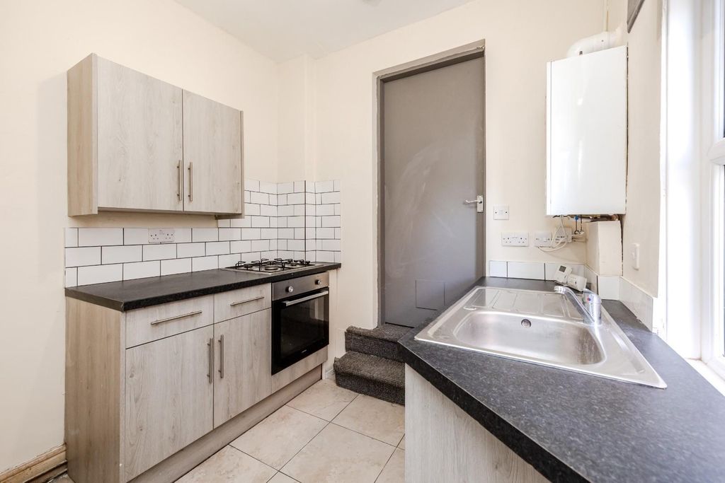 Property photo 2 of 11 Kitchen