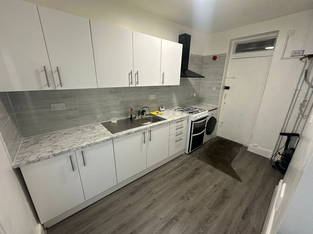 Property photo 1 of 13 Two Bedroom Flat €“ Bristol Road, Selly Oak, Birmingham, B29 6Bq