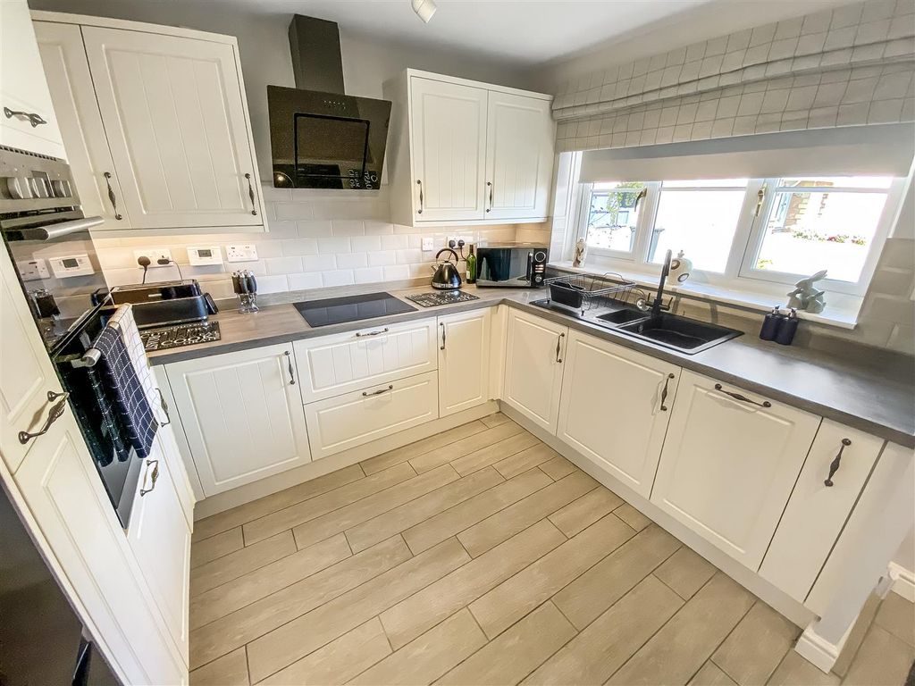 Property photo 2 of 16 Kitchen (1).Jpg