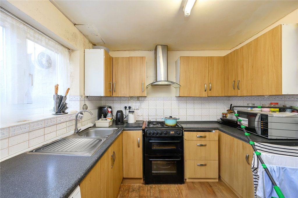 Property photo 3 of 11 Kitchen