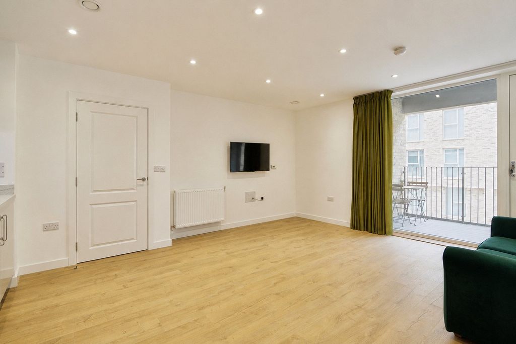 Property photo 2 of 13 Picture No. 21