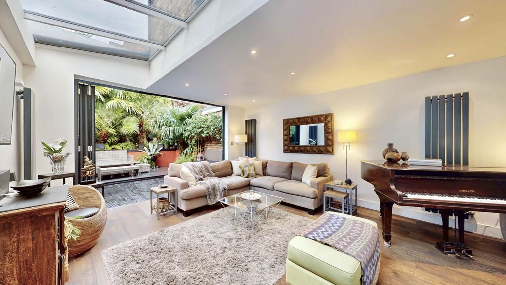 Property photo 2 of 18