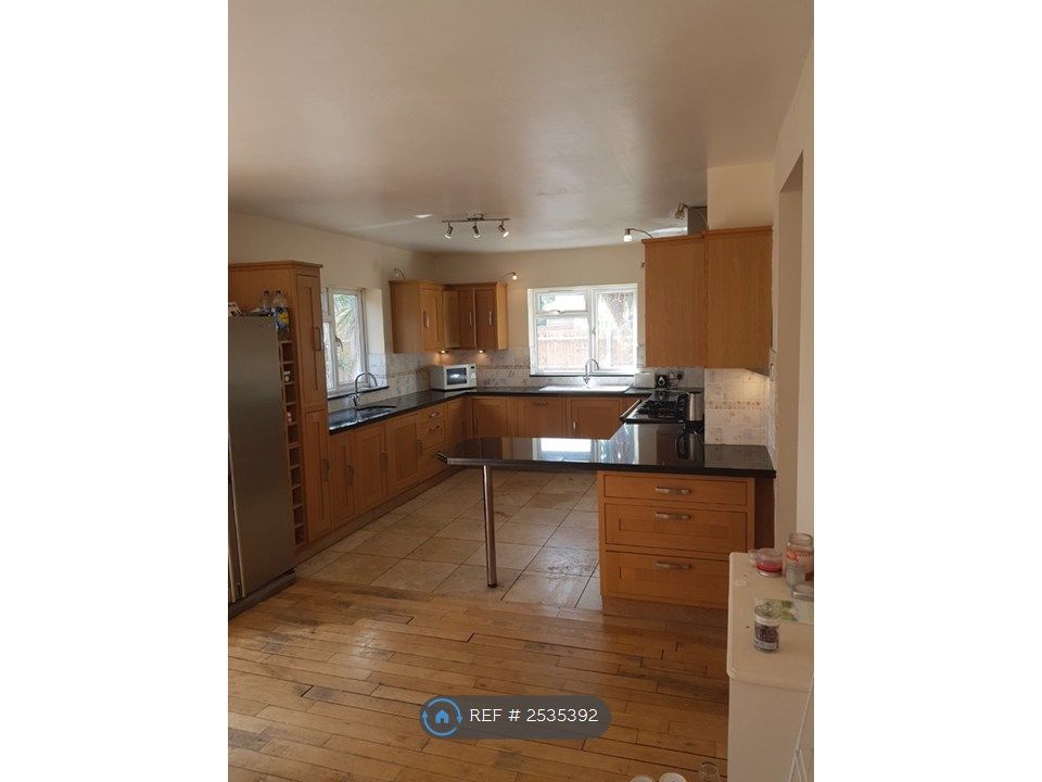Property photo 1 of 8 Large Oak And Granite Kitchen