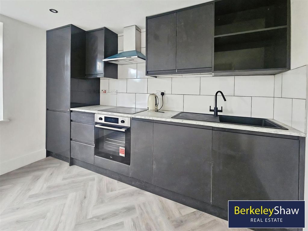 Property photo 3 of 6 Kitchen