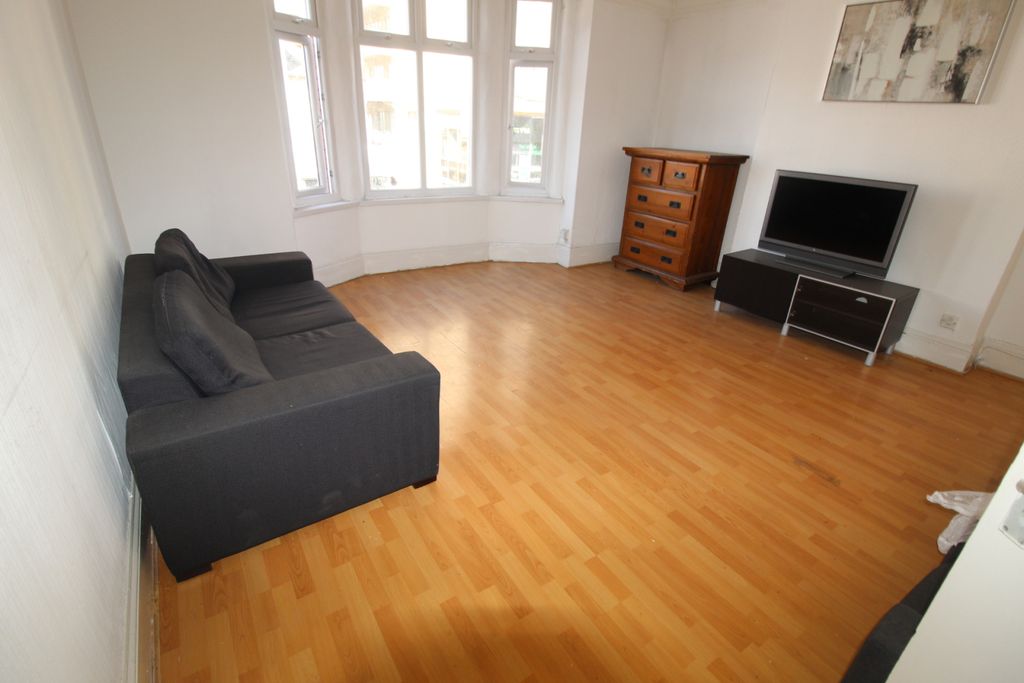 Property photo 1 of 15 4 Bed Flat To Rent Broadway, West Ealing W13