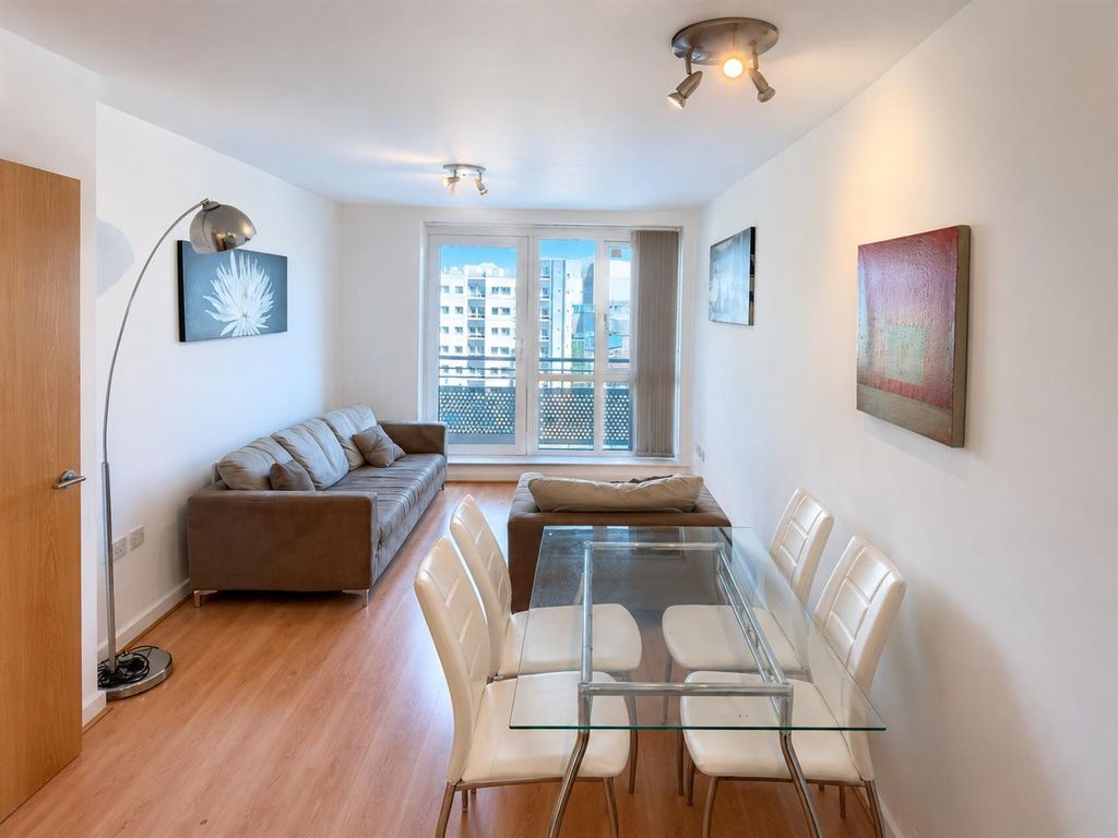 Property photo 3 of 6 Bright Lounge With A Sleek Glass Dining Table....