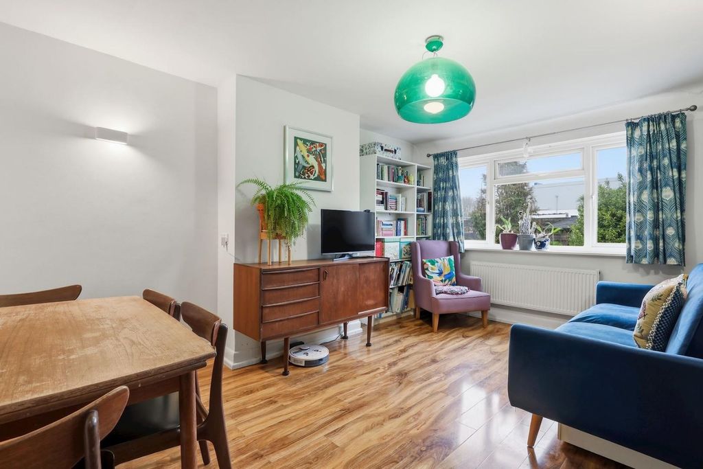 Property photo 3 of 11 01-1453Jhpropworld - 11 Meadowview Road - 1-Mediu