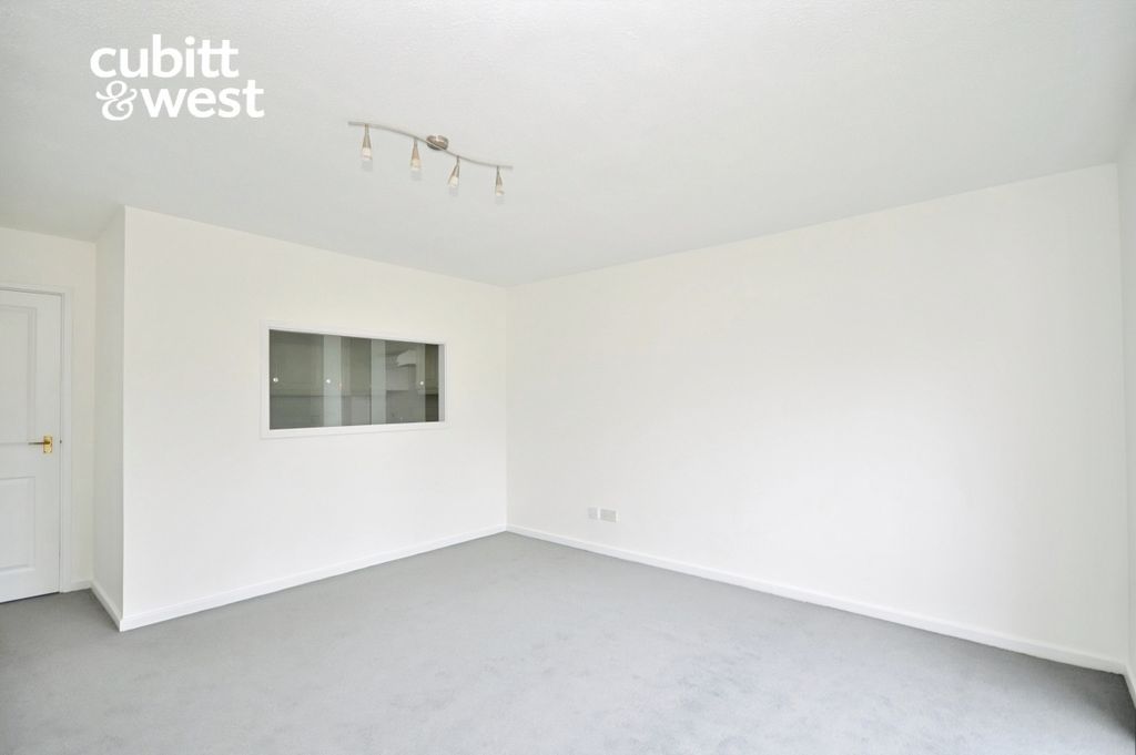 Property photo 3 of 7 24F4E60B-Den 203