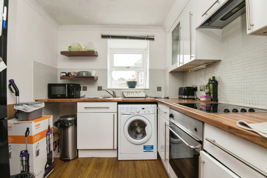 Property photo 3 of 11 Kitchen