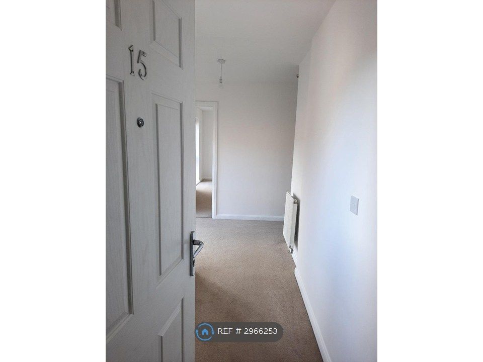 Property photo 2 of 10 Hall Way