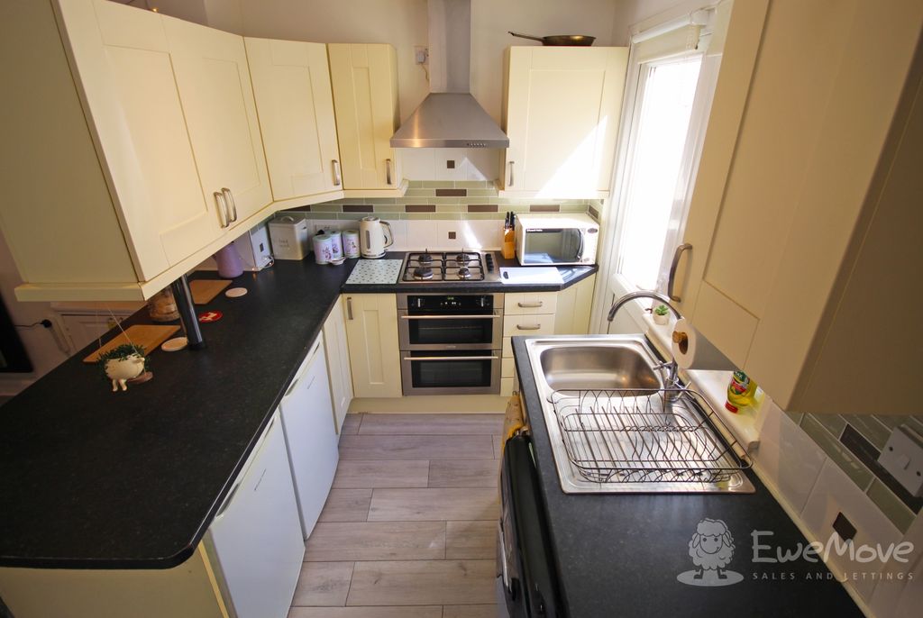 Property photo 3 of 8 Kitchen