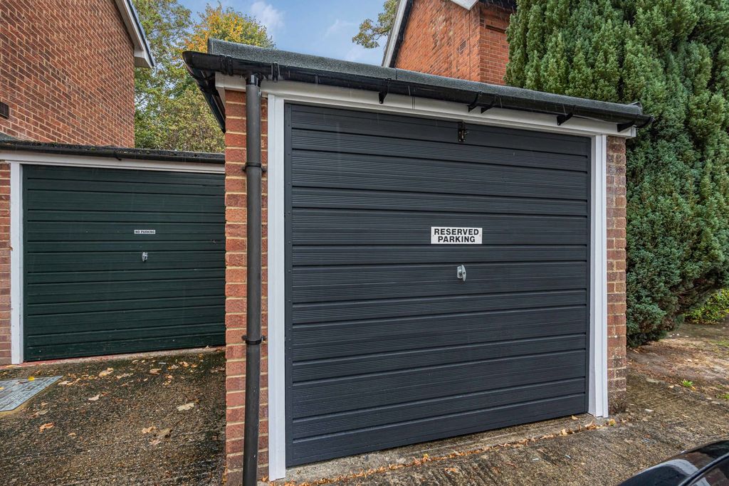 Property photo 1 of 6 Garage