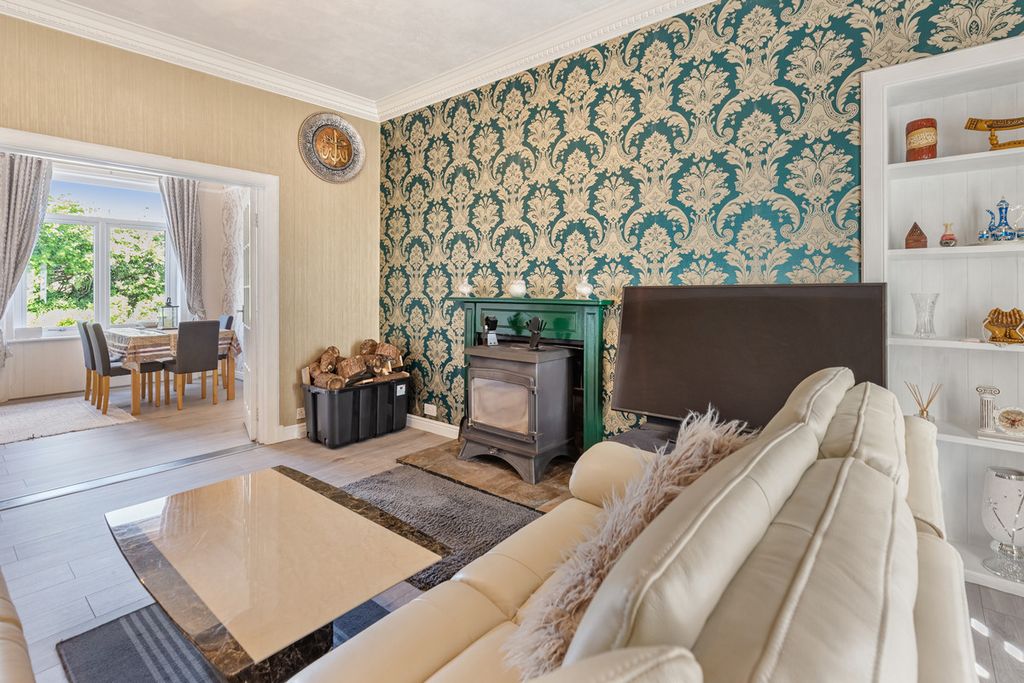 Property photo 2 of 32