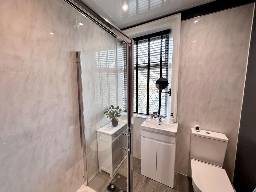 Property photo 2 of 9 House Bathroom