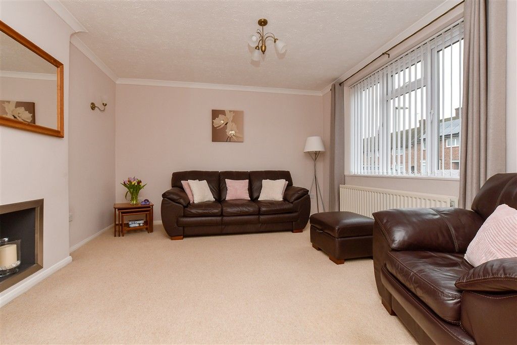 Property photo 3 of 17 Lounge