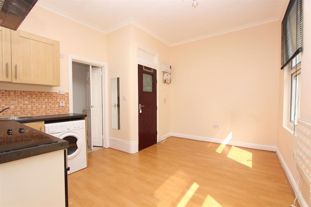 Property photo 3 of 6 Newington Green, N16
