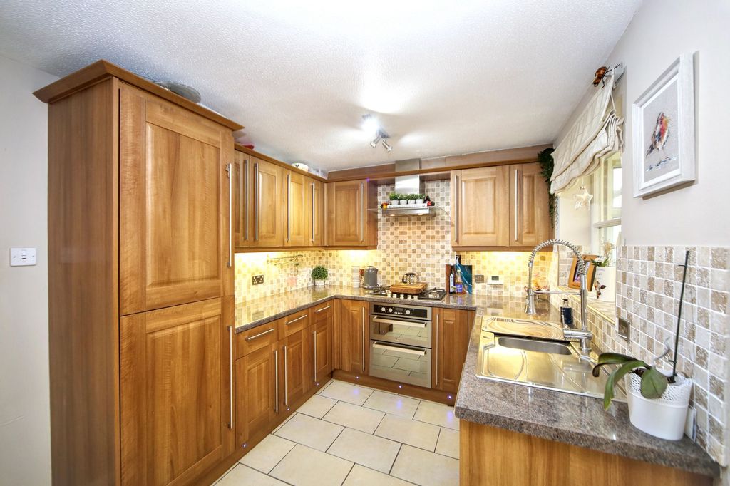 Property photo 2 of 25
