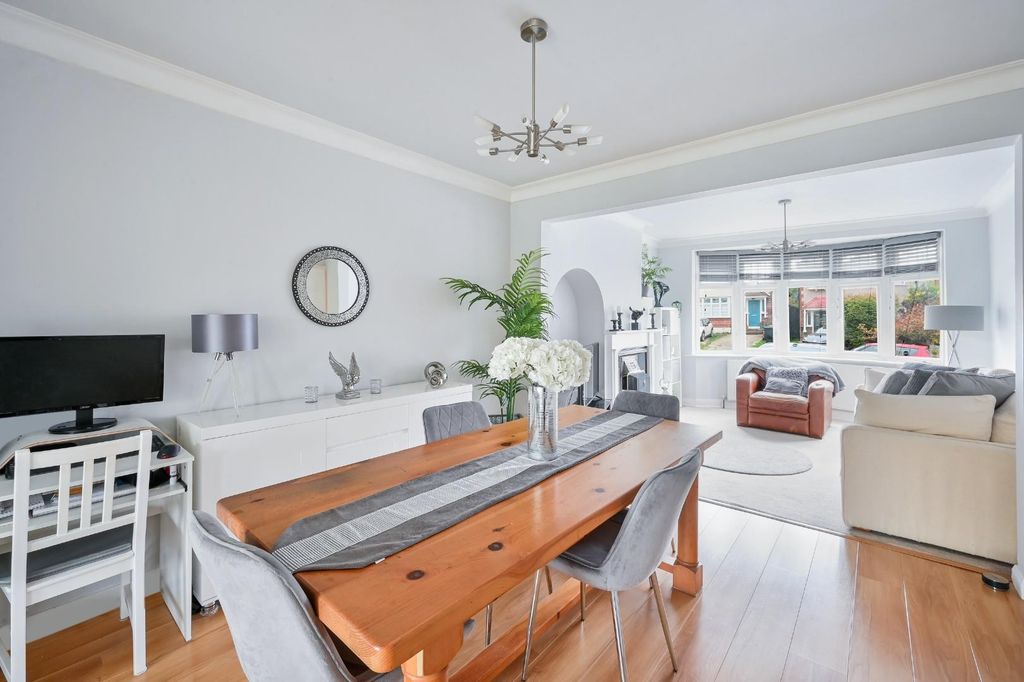 Property photo 3 of 19 Elmstead Gardens,  (6).Jpg