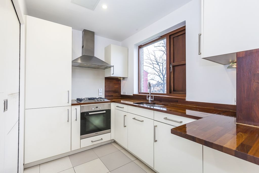 Property photo 3 of 14 Highbury Crescent