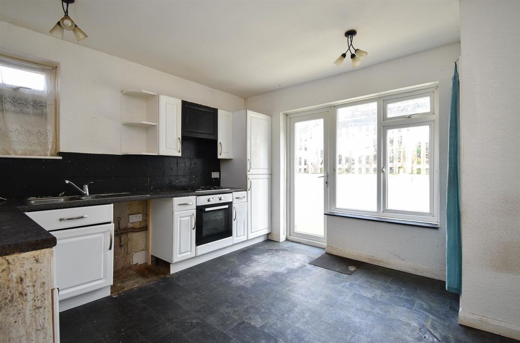 Property photo 3 of 17 Kitchen