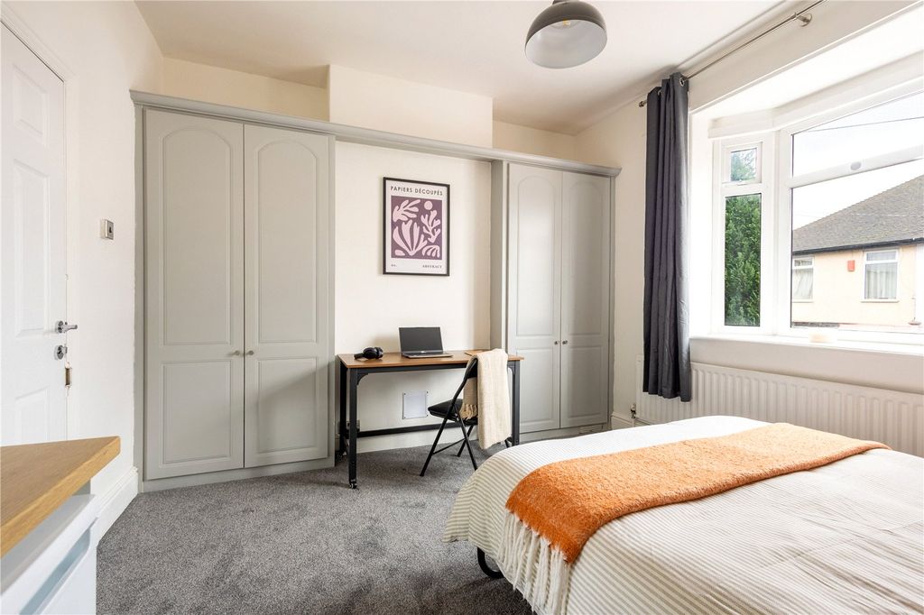 Property photo 3 of 22 Room 2