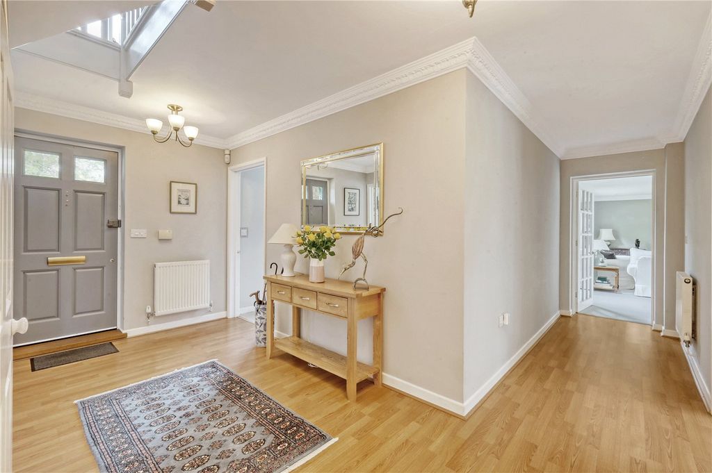 Property photo 2 of 18 Entrance Hall