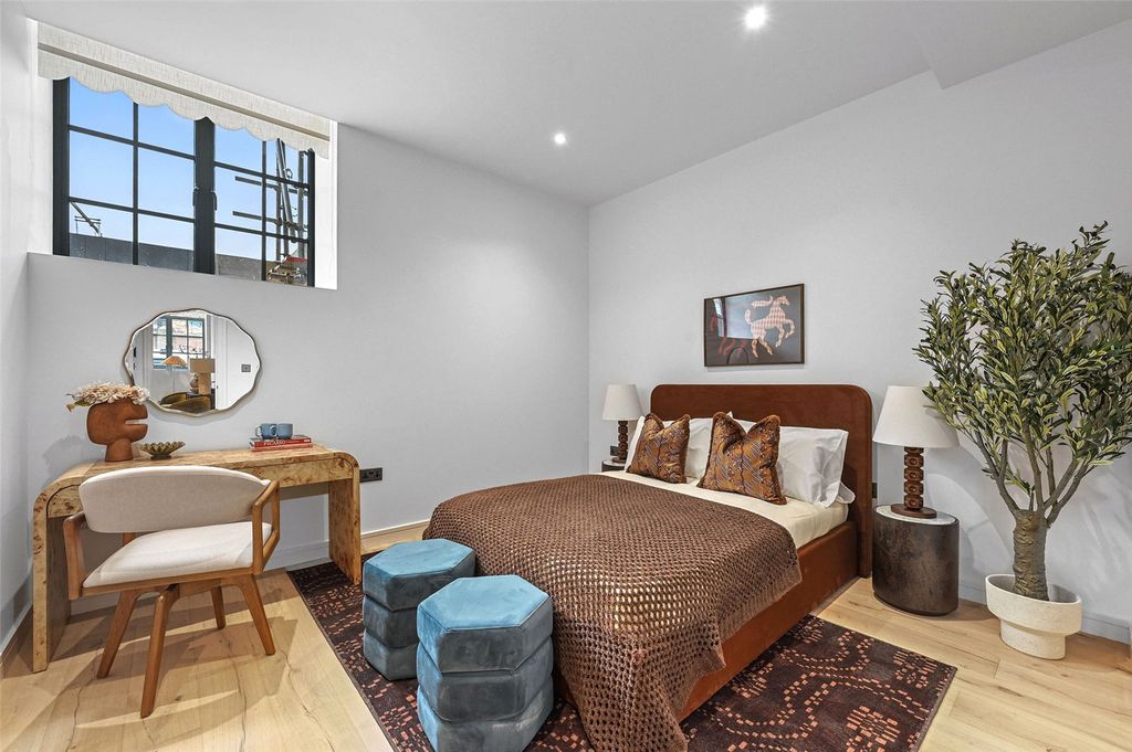 Property photo 2 of 27 Bedroom