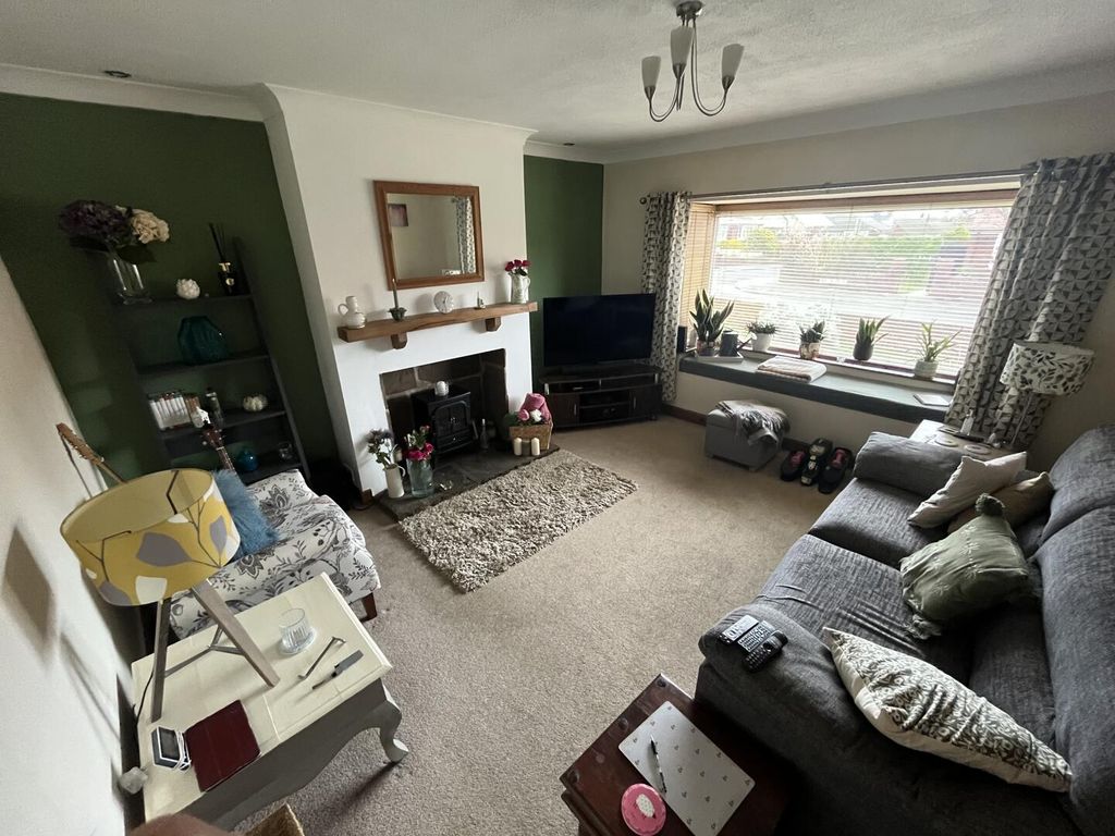 Property photo 3 of 7 Living Room