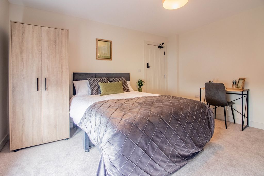 Property photo 1 of 11 E