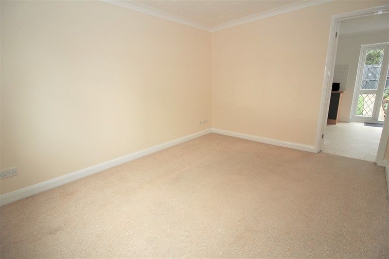 Property photo 3 of 10 Lounge 2