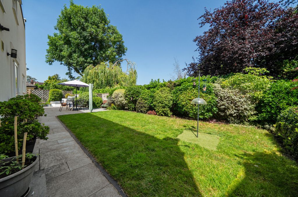3 bed detached house for saleLancaster Close, Bromley BR2 photo 4