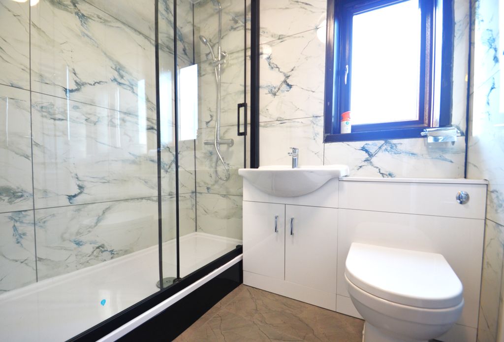 Property photo 2 of 7 Bathroom