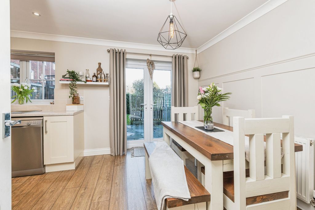 Property photo 3 of 15 Kitchen/Dining Room