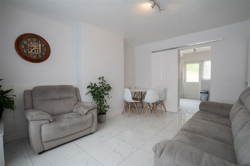 Property photo 2 of 15 Lounge