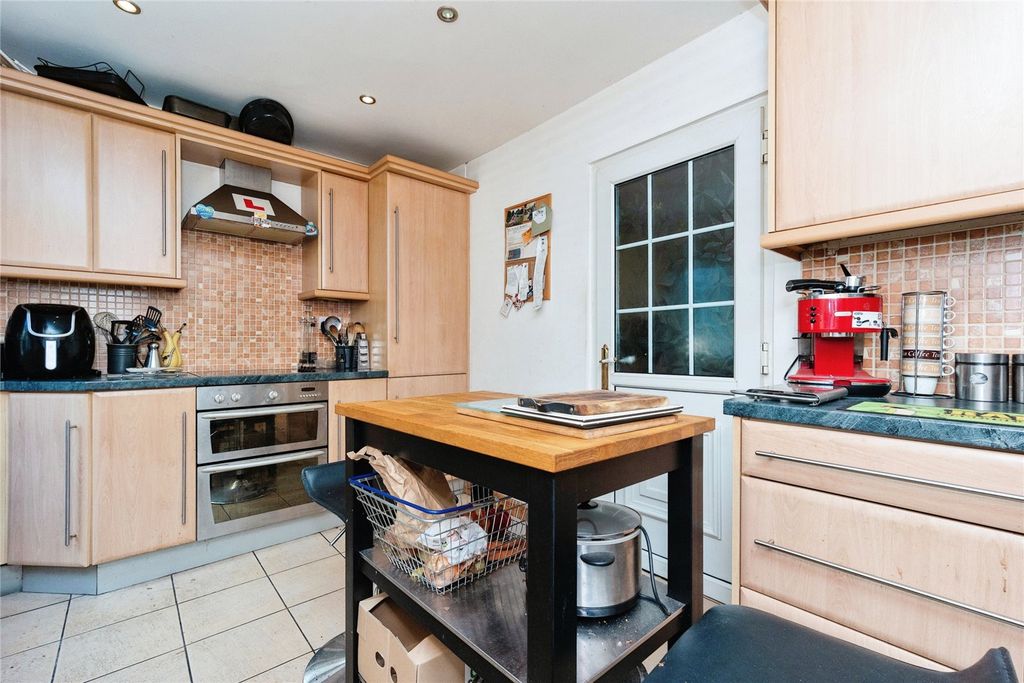 Property photo 2 of 11 Kitchen