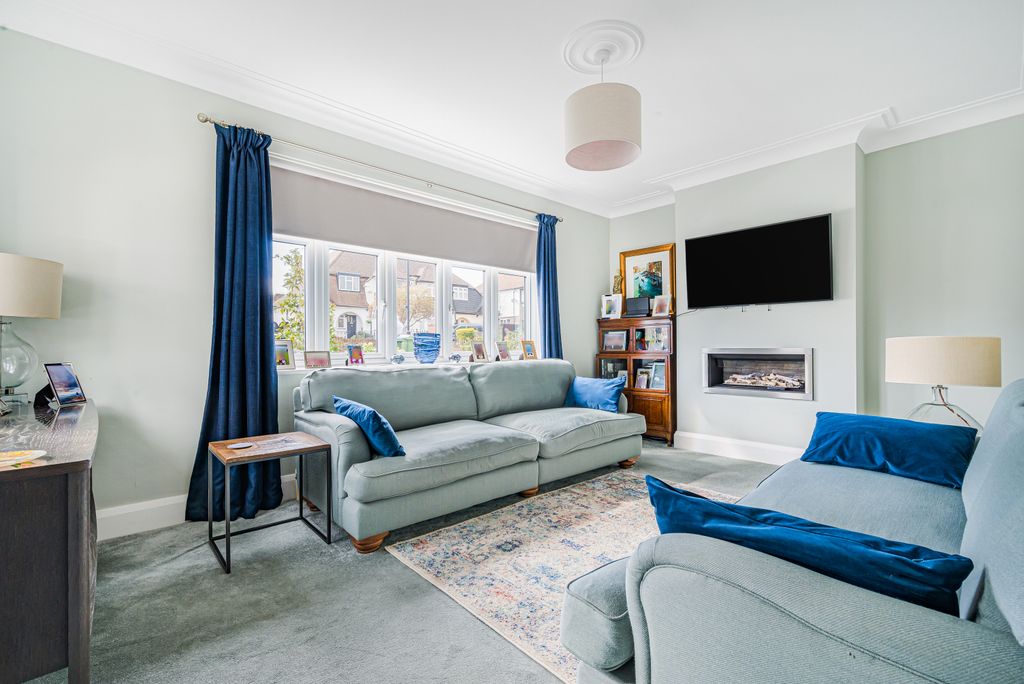 Property photo 2 of 34 Lounge