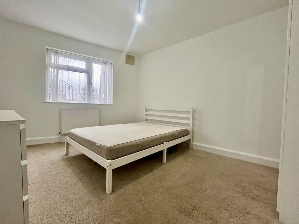 Property photo 2 of 11 4930433