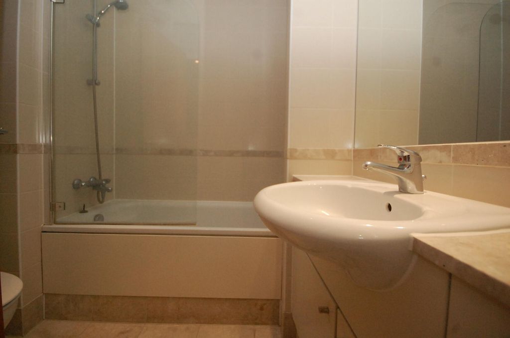 Property photo 2 of 10 Bathroom