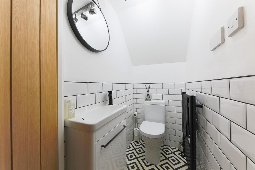 Property photo 3 of 18 Cloakroom.Jpg