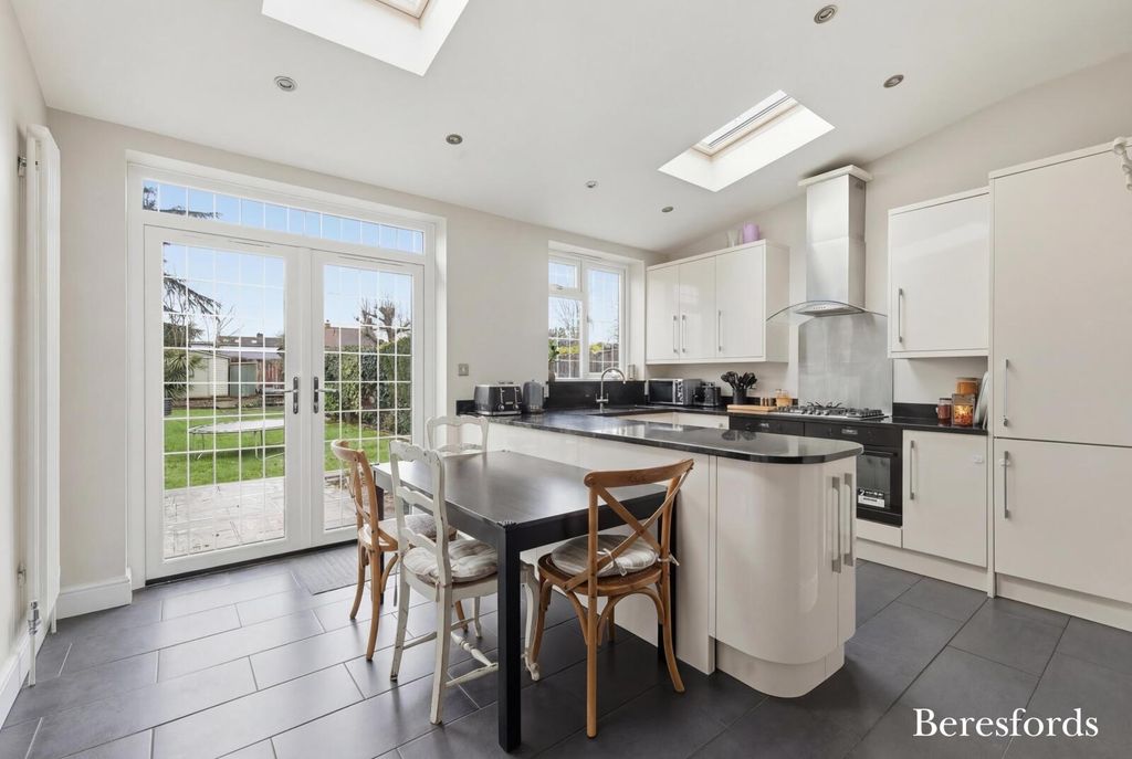 Property photo 2 of 24 Picture No. 12