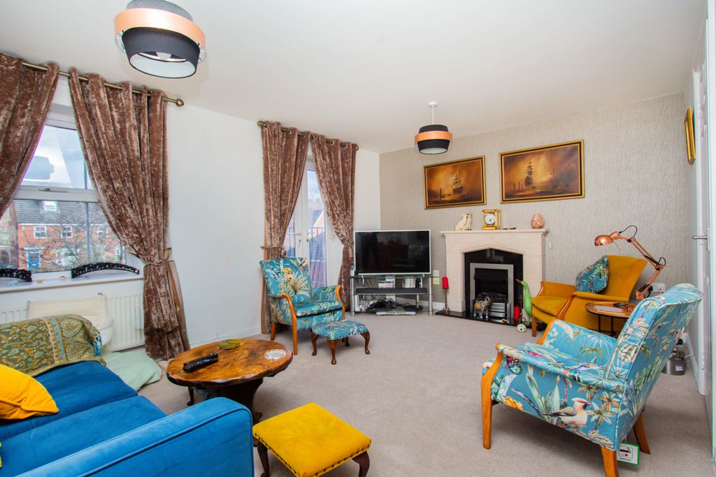 Property photo 3 of 21 Lounge