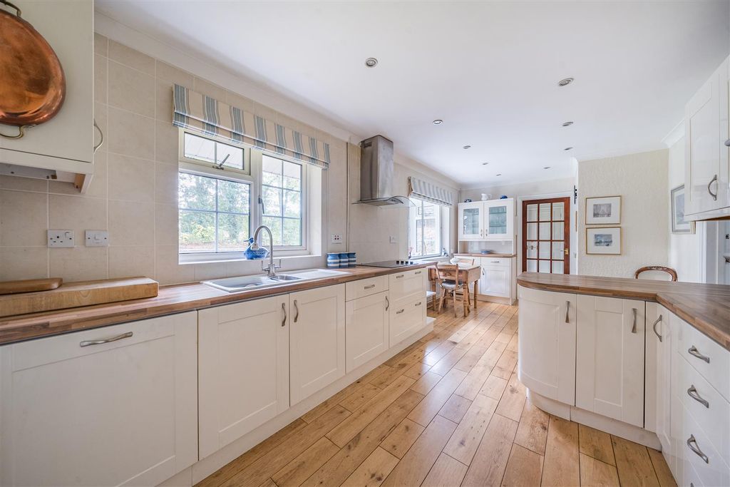 Property photo 3 of 14 1369985-11-68F757802525F.Jpg