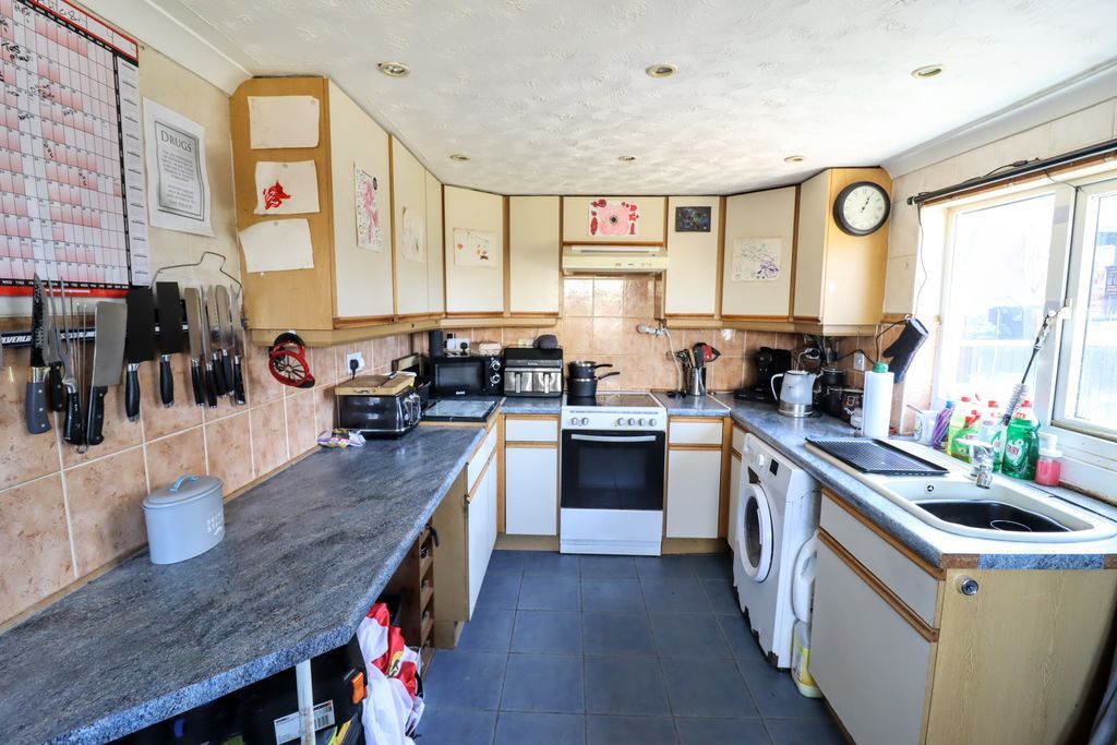 Property photo 3 of 10 Kitchen