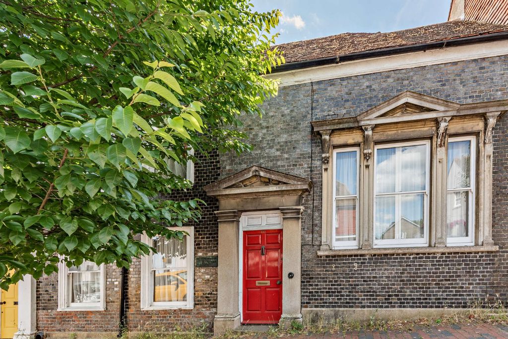 Property photo 1 of 14 121 High Street