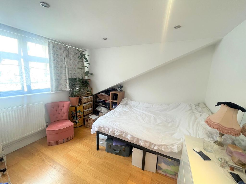 Property photo 2 of 7 Bedroom