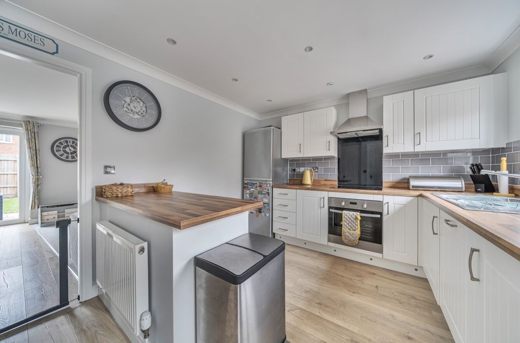 Property photo 3 of 27 1365514-12-68E92B1ee59A1